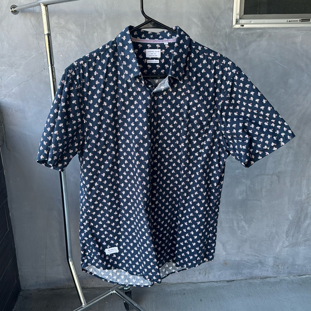 7diamonds shirt size large men’s 
Has little flowers on it